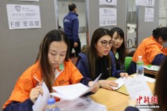 香港保良局向宏福苑火灾灾民派发紧急援助金